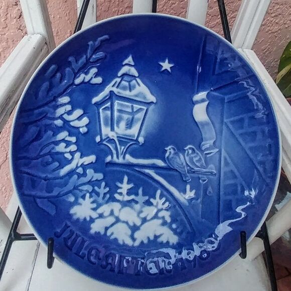 1983  Cobalt Blue Bing & Grondahl "Christmas in a Small Town"  Plate - Picture 2 of 8